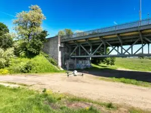 Drohne bei der Inspektion einer Straßenbrücke