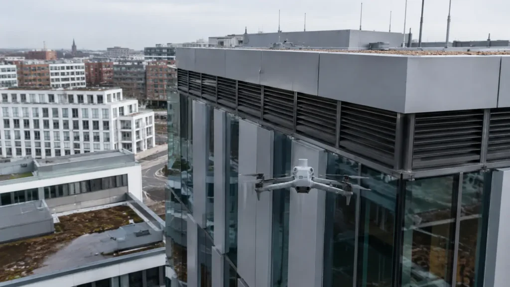DJI Matrice 4T von hinten bei der Fassadeninspektion einer Gewerbeimmobilie in Düsseldorf