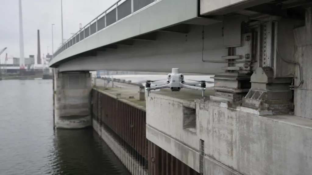 DJI Matrice 4T bei der Inspektion einer Brücke und Kaianlage in Duisburg