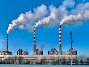 Industrieanlage mit mehreren Schornsteinen